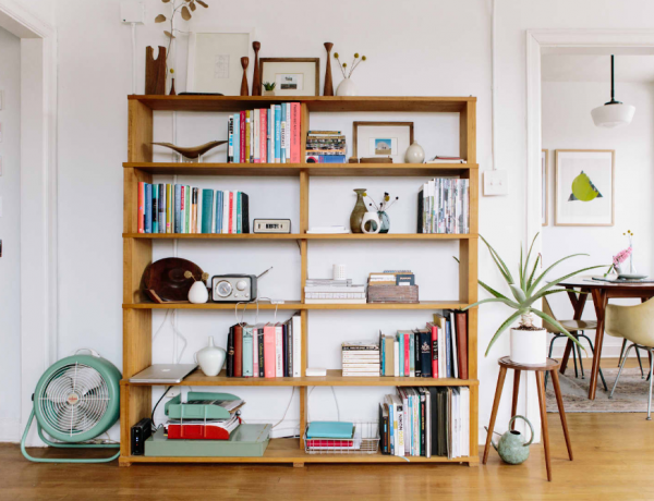 Pemanfaatan rak dinding untuk menyimpan dan menampilkan koleksi buku atau barang hiasan